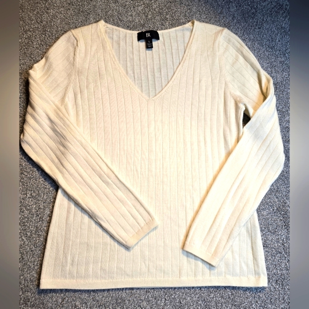 Banana Republic Extrafine Merino Wool V Neck Lightweight Cream Sweater Fisherman